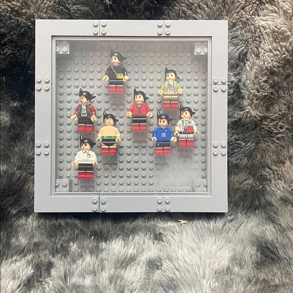 LEGO Display Shelf with Minifigures - Gray and Red - Picture 3 of 16